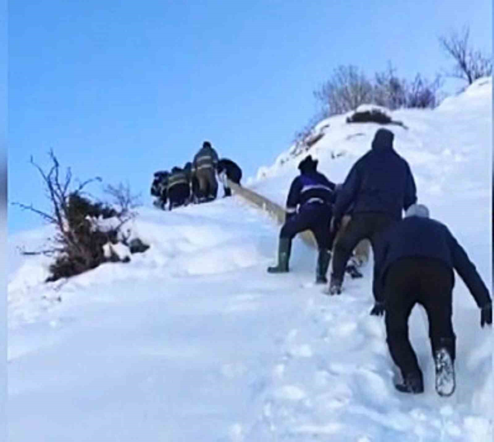 Elektrik şirketi ekipleri, kar yağışının 1 metreyi aştığı bölgede çalışmalarını sürdürüyor