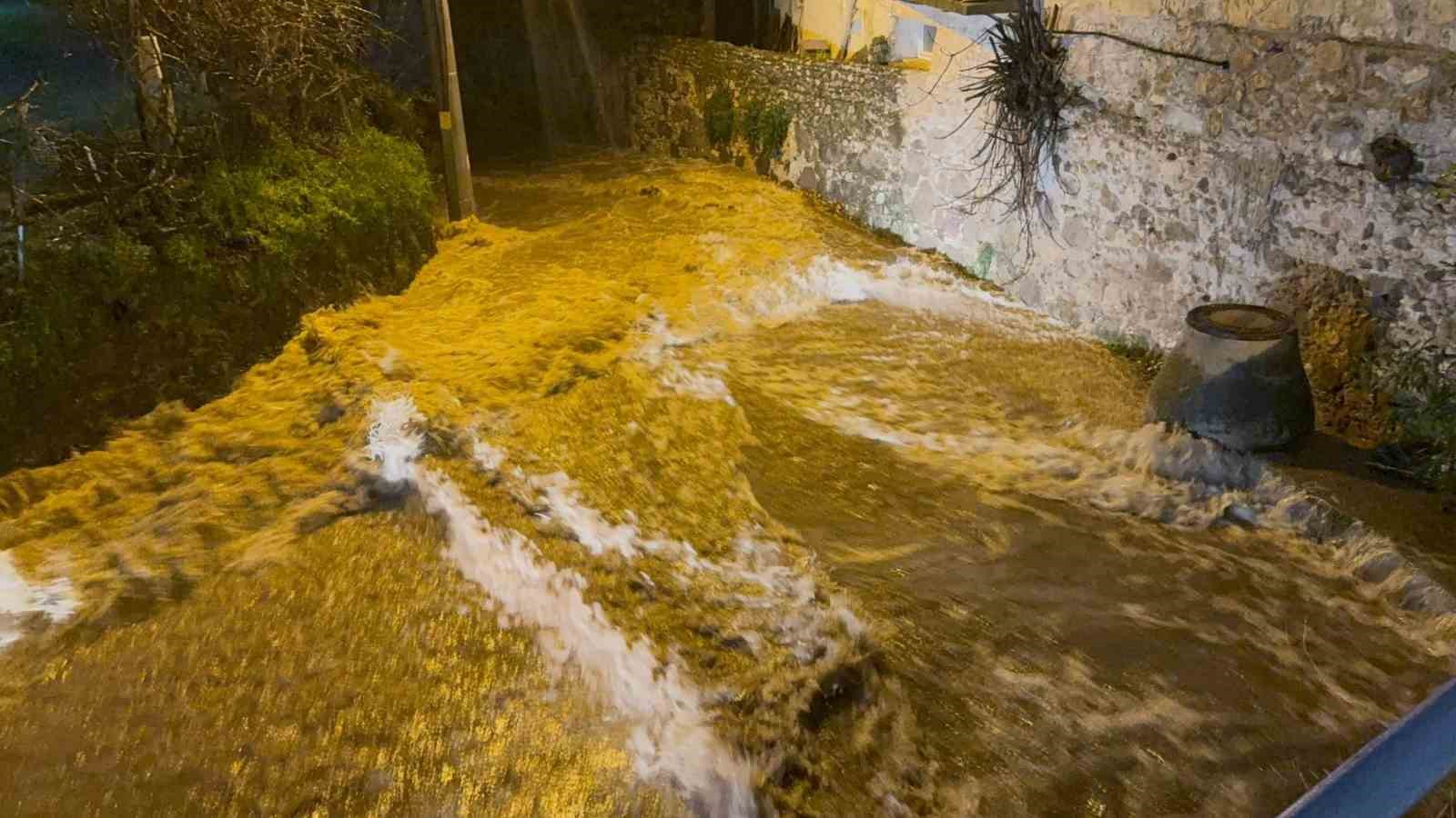 Bodrum’u sağanak vurdu: Araç sürüklendi, evleri su bastı