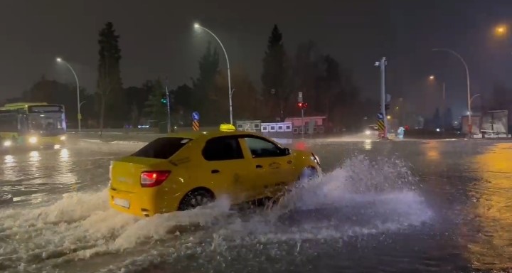 Bursa’da sağanak sonrası rögarlar taştı, cadde göle döndü