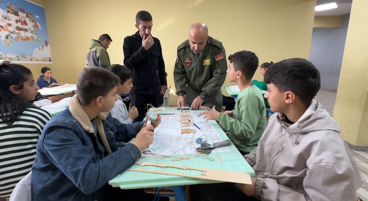 Gökyüzü meraklıları model uçakla buluştu
