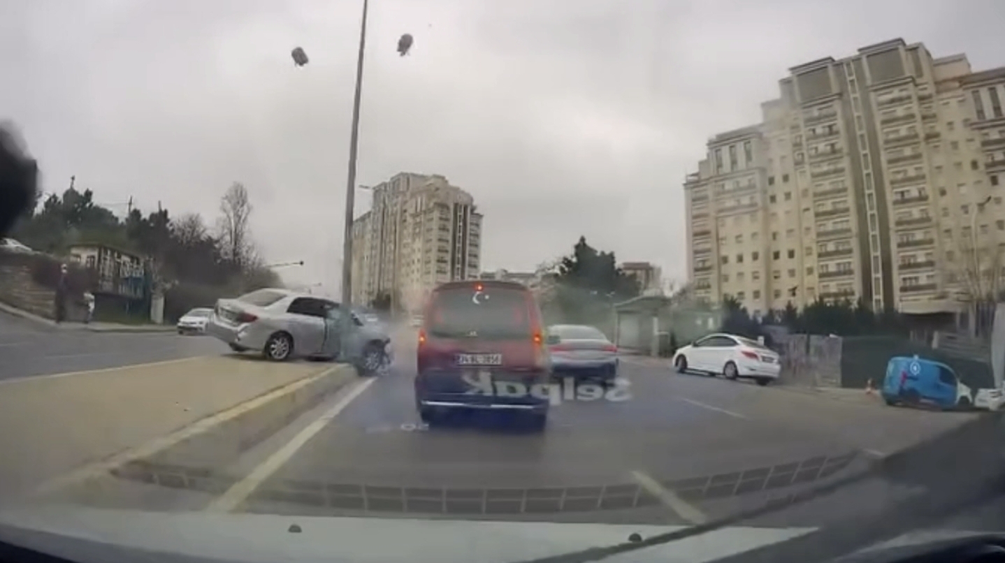 İstanbul - Ataşehir'de otomobilin çarptığı aydınlatma direği yola devrildi; kaza kamerada