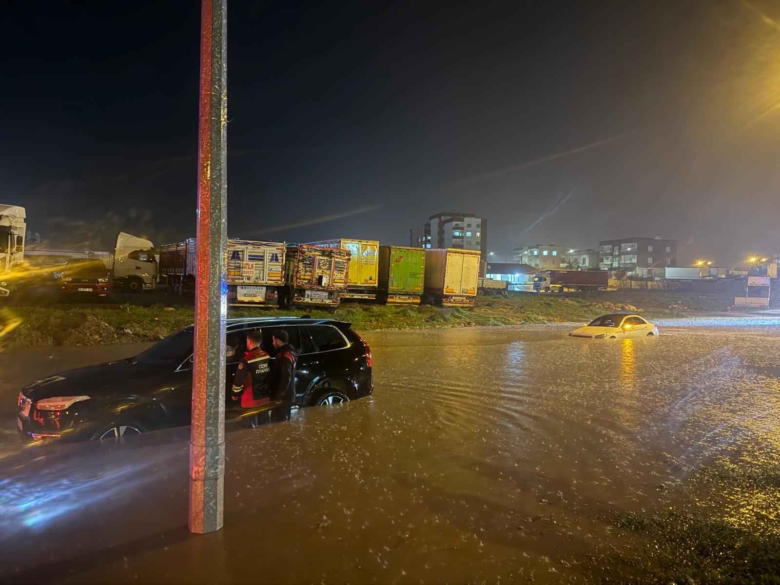 Cizre’de sağanak; evleri su bastı, mahsur kalanlar kurtarıldı