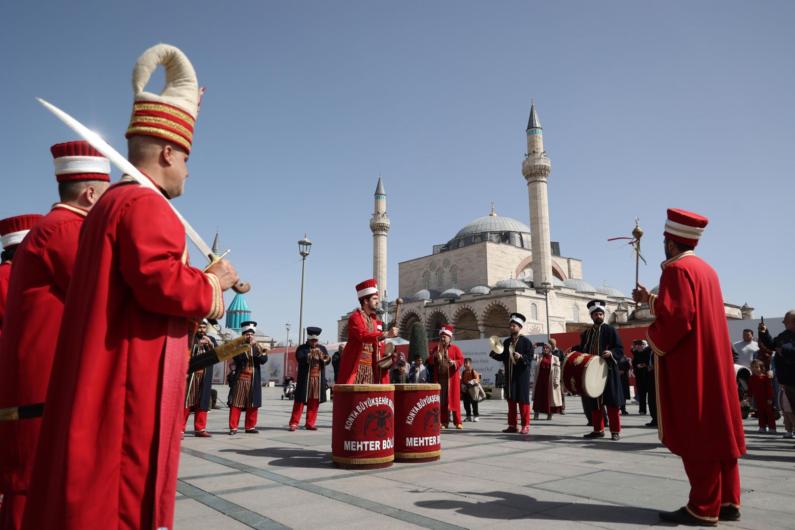 KONYA BÜYÜKŞEHİR MEHTER TAKIMI İLE ŞEHRİN MEYDANLARINDA MEHTER COŞKUSU SÜRÜYOR.