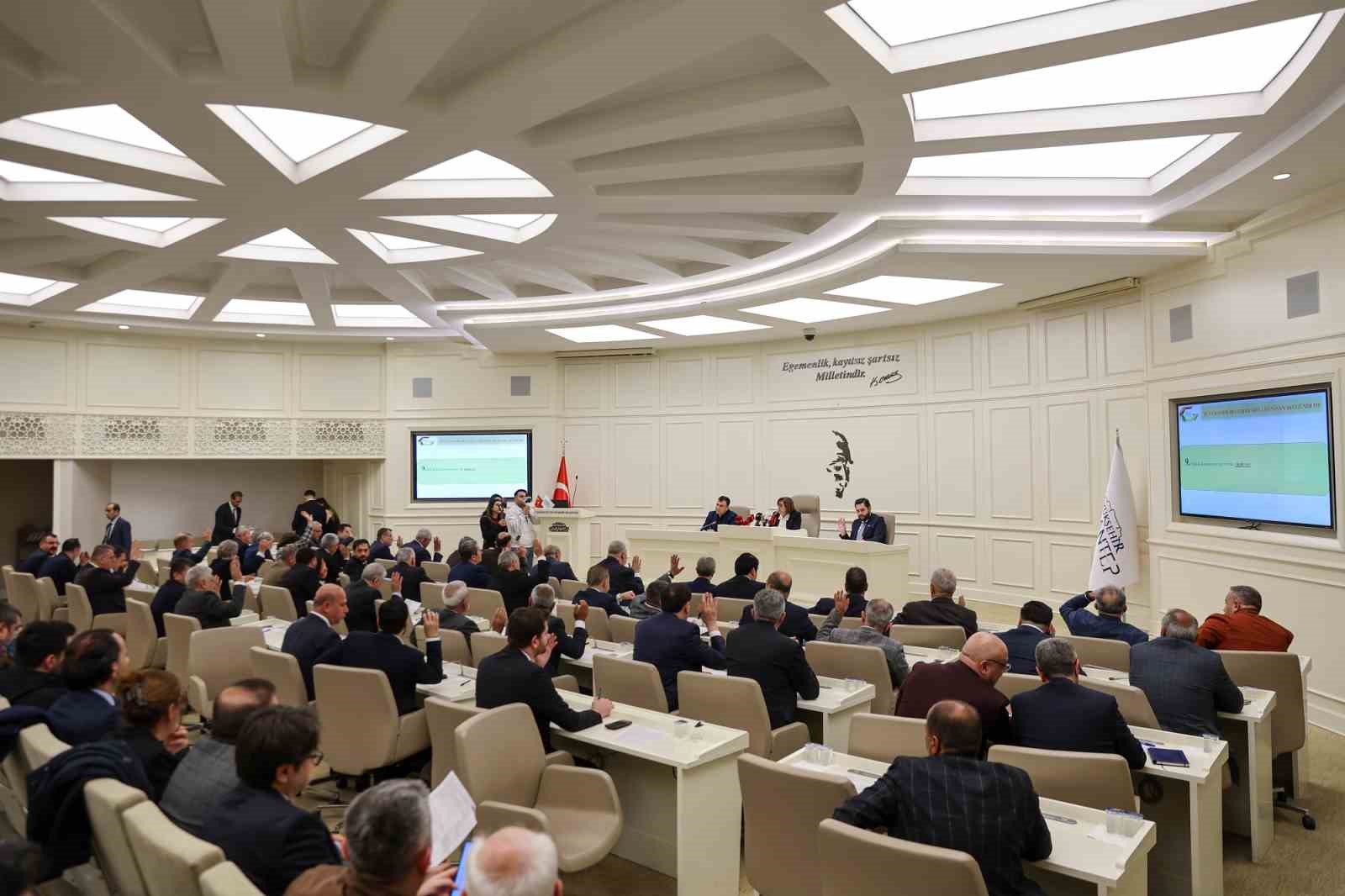 Büyükşehir Meclisi’nde Bakan Tekin’e paye, çiftçiye destek
