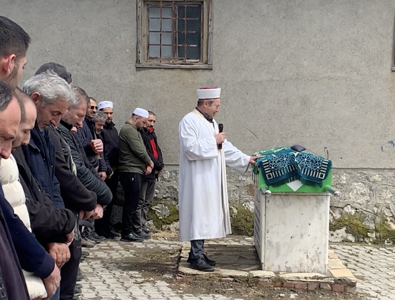 "Köyün neşesi" engelli genç herkesi gözyaşlarına boğdu: İmam ayakta durmakta güçlük çekti
