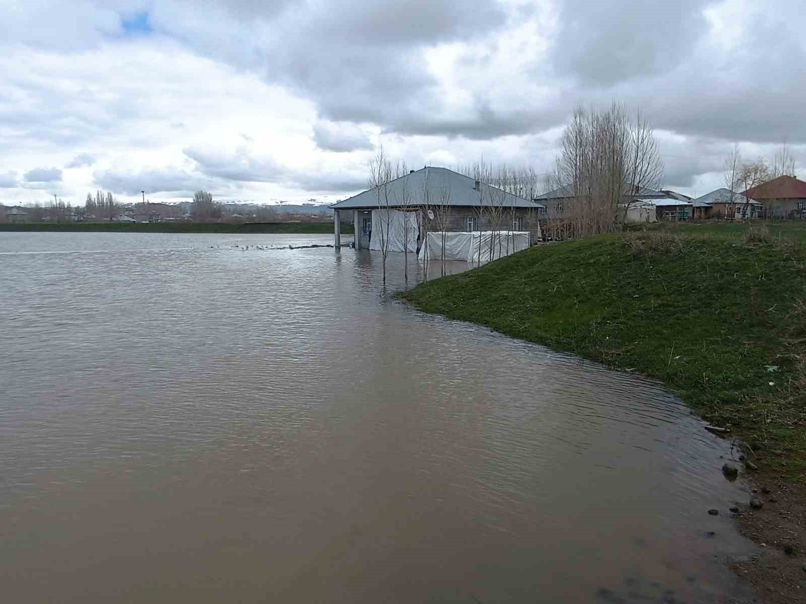 Patnos’ta sağanak taşkına neden oldu: Evleri su bastı
