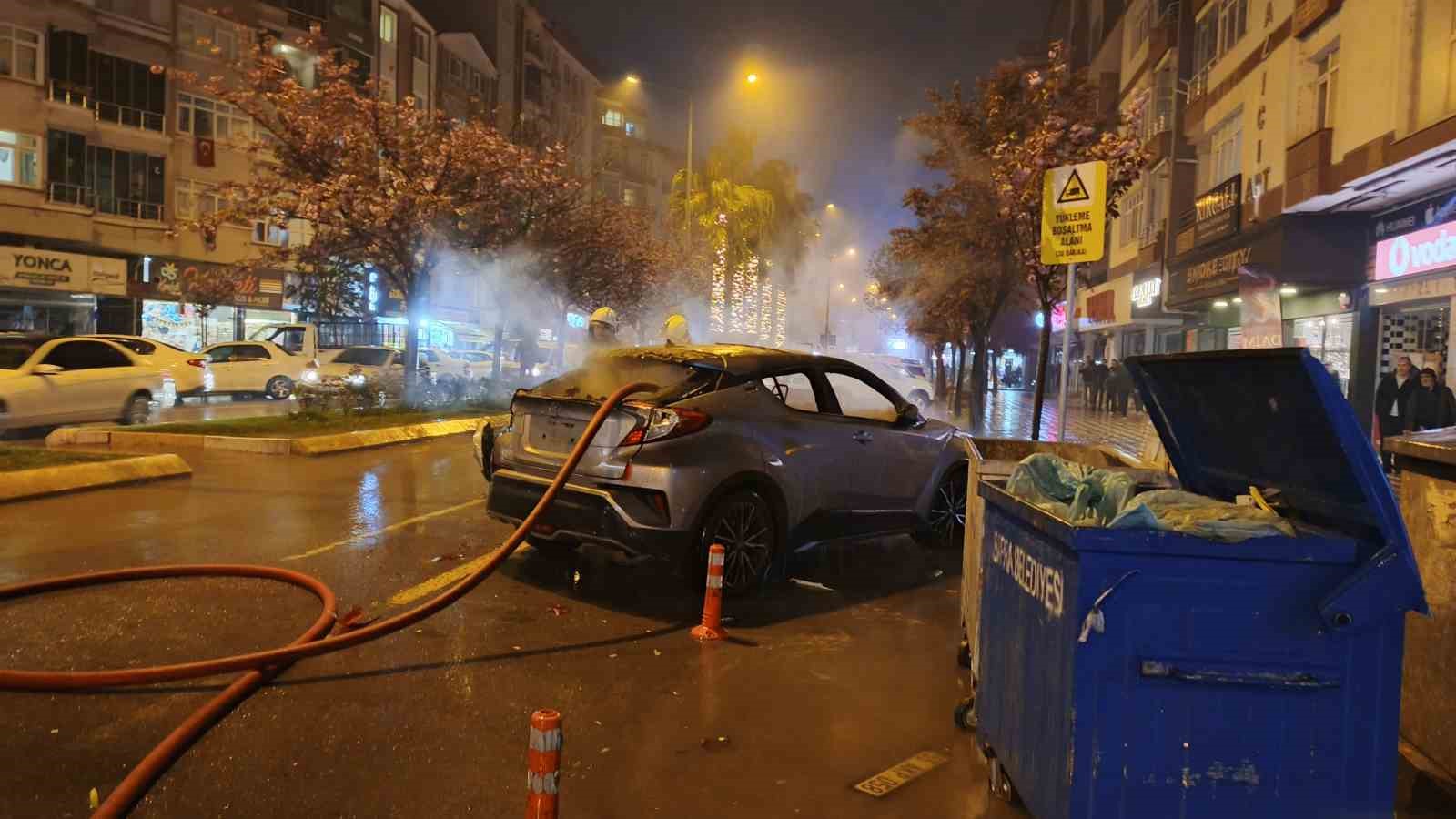 Babasıyla tartıştı, park halindeki aracı yaktı
