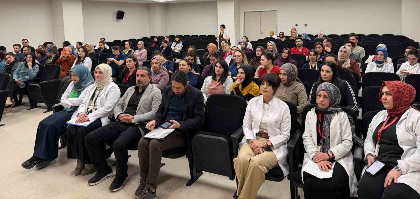 Sağlık çalışanlarına sıtma konulu bilgilendirme
