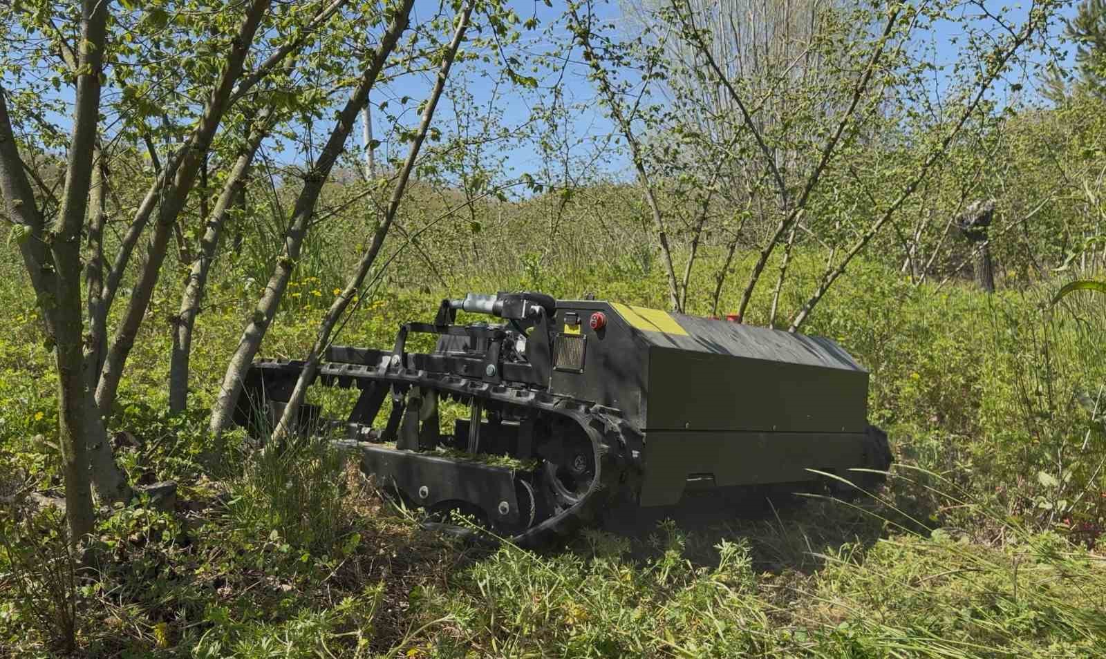 Günler süren işi 3 saatte bitiriyor, çiftçi ise hayretle izliyor
