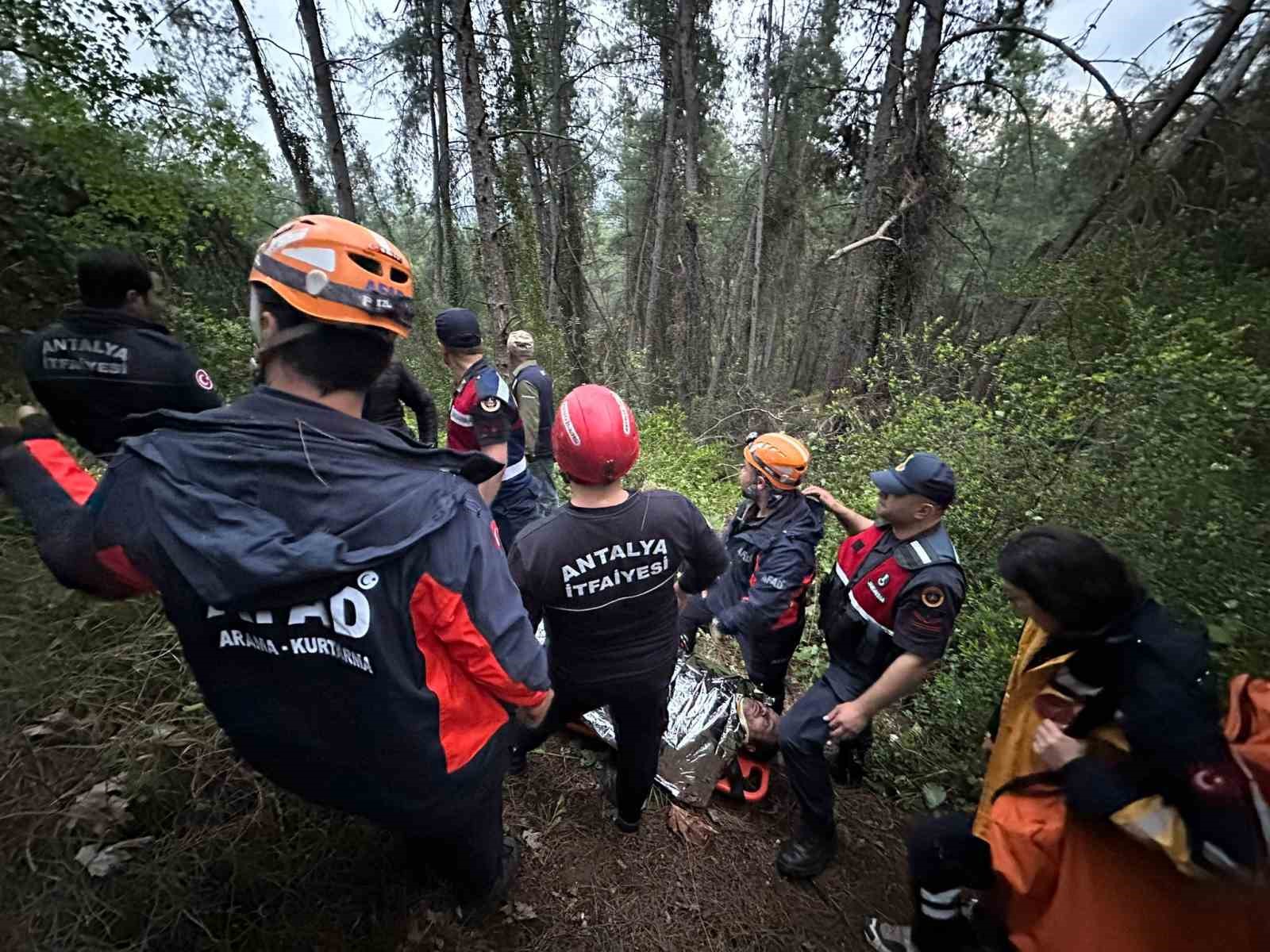 Antalya’da 80 metrelik uçuruma yuvarlanan adam yaralı olarak kurtarıldı
