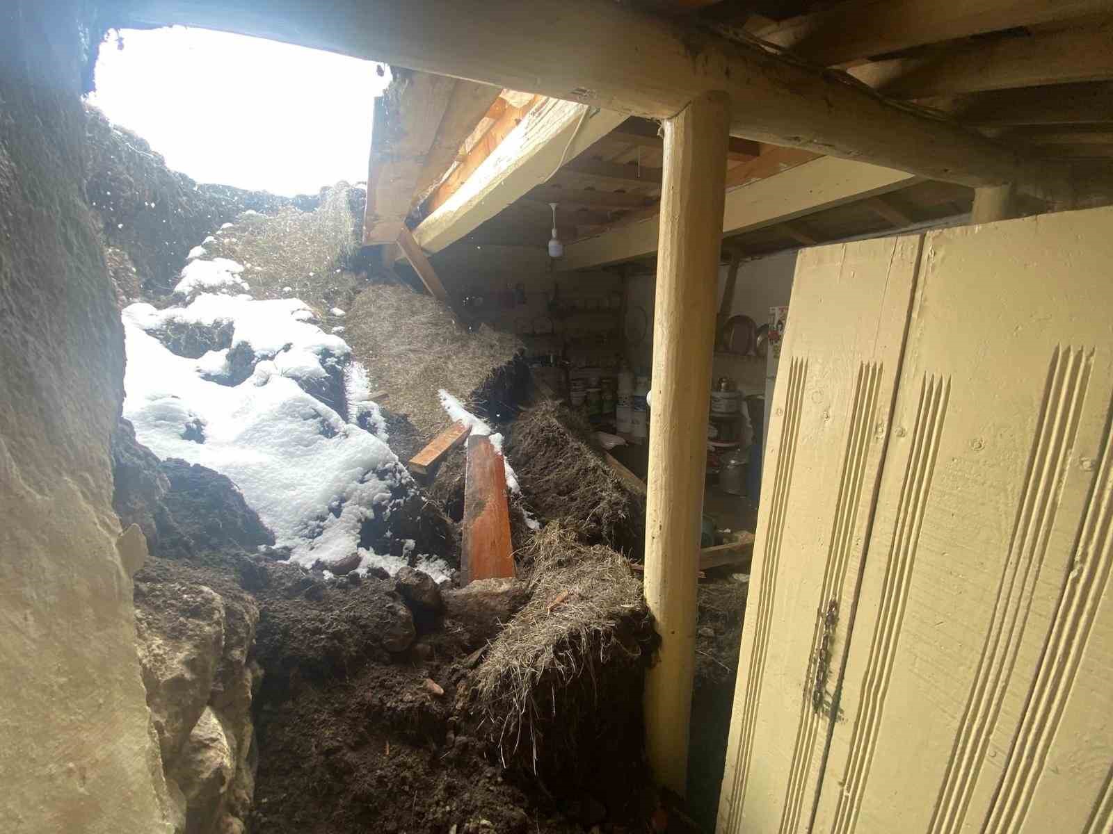 Aşırı yağış nedeniyle toprak damlı evde göçük
