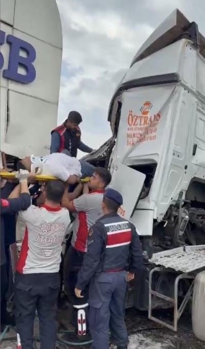 Osmaniye’de tır OSB giriş kapısına çarptı, sürücü kabinde sıkıştı
