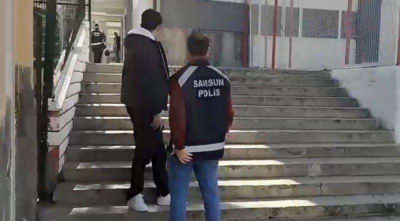 Zamanla yarışan polis kimliğini kaybeden öğrenciyi sınava yetiştirdi
