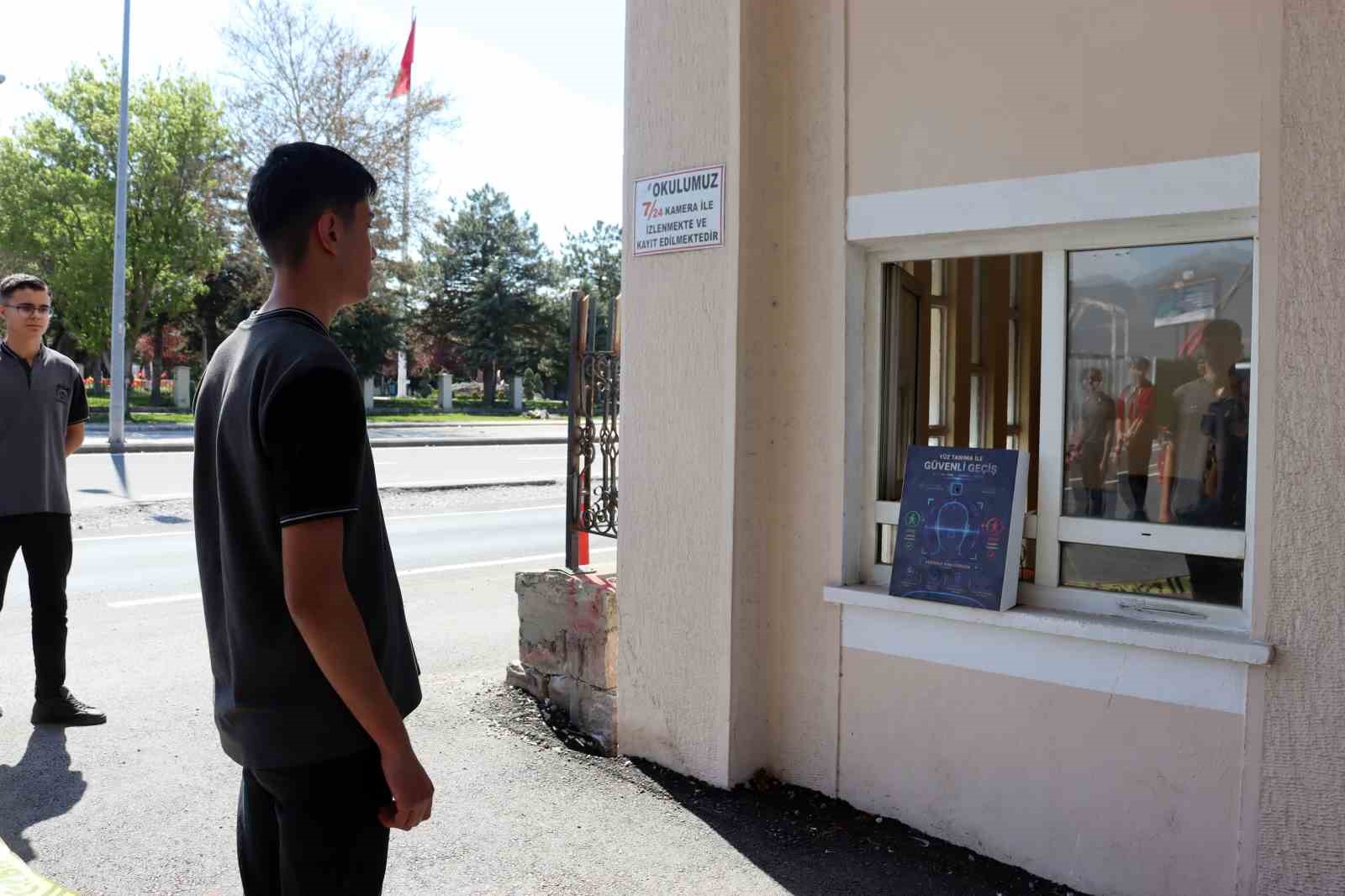 Öğretmenler yapay zeka ile okul güvenliğini artırdı
