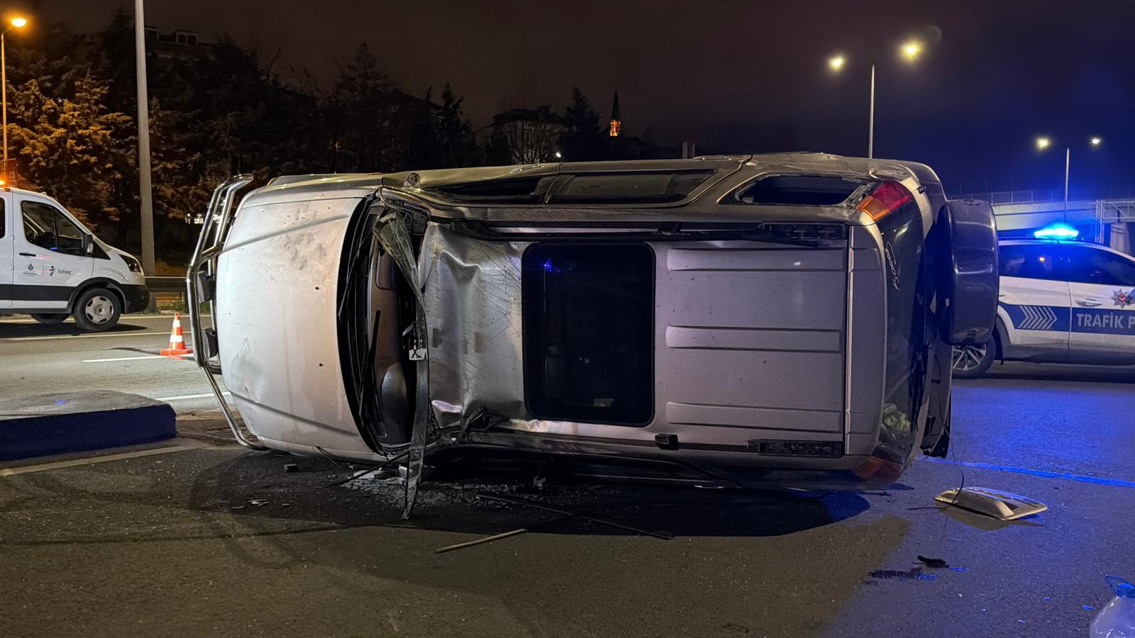 Kağıthane’de alkollü sürücünün kullandığı otomobilin çarptığı cip devrildi: 1 yaralı
