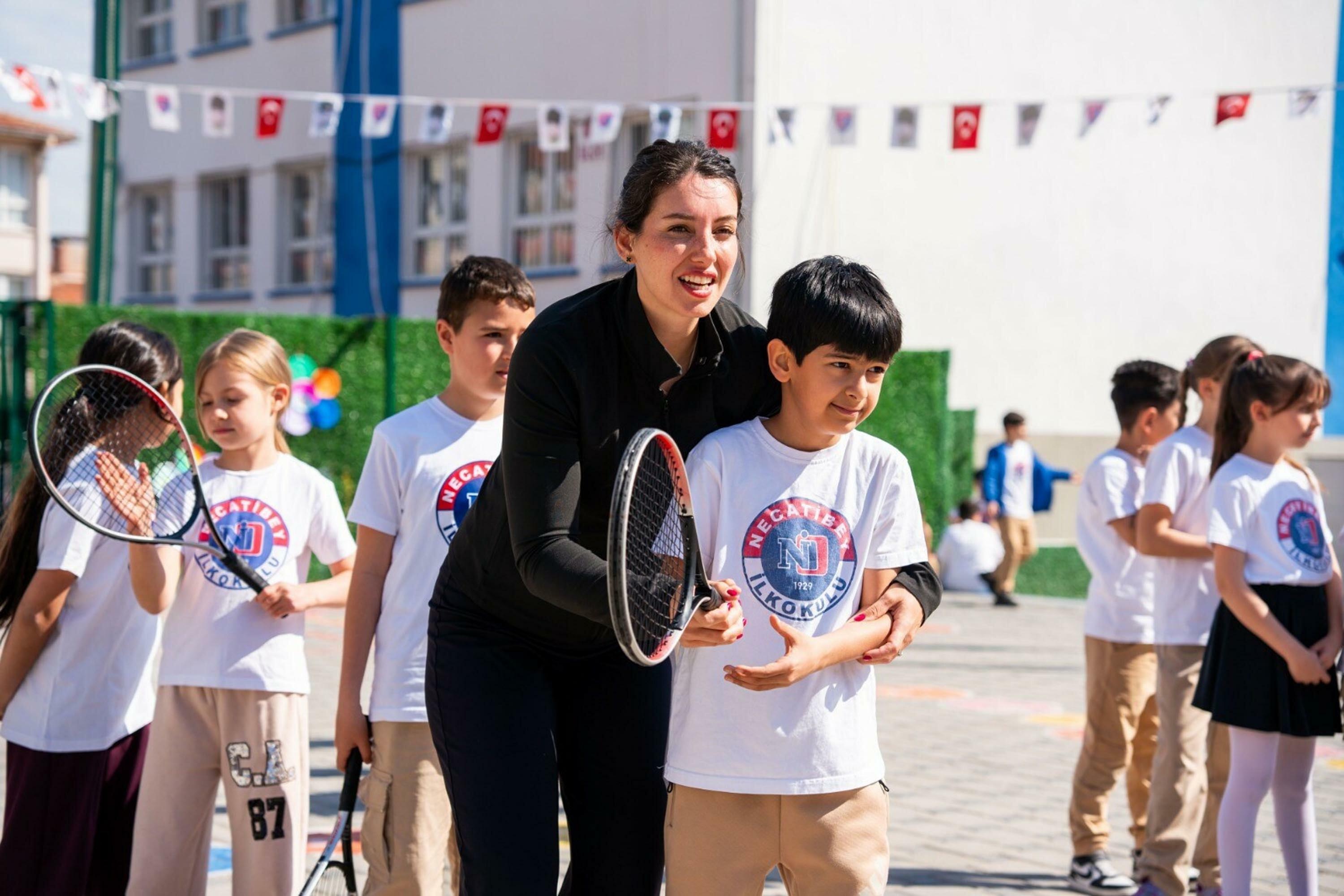 Eski milli tenisçi, ilkokul öğrencilerine ilham oldu  