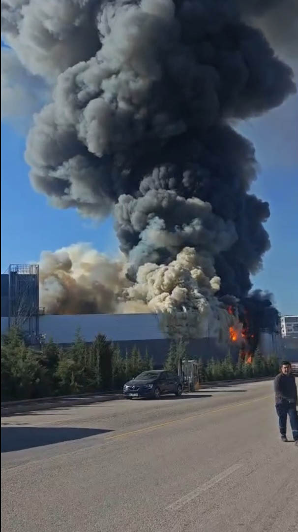 Ankara'da boya fabrikasında yangın