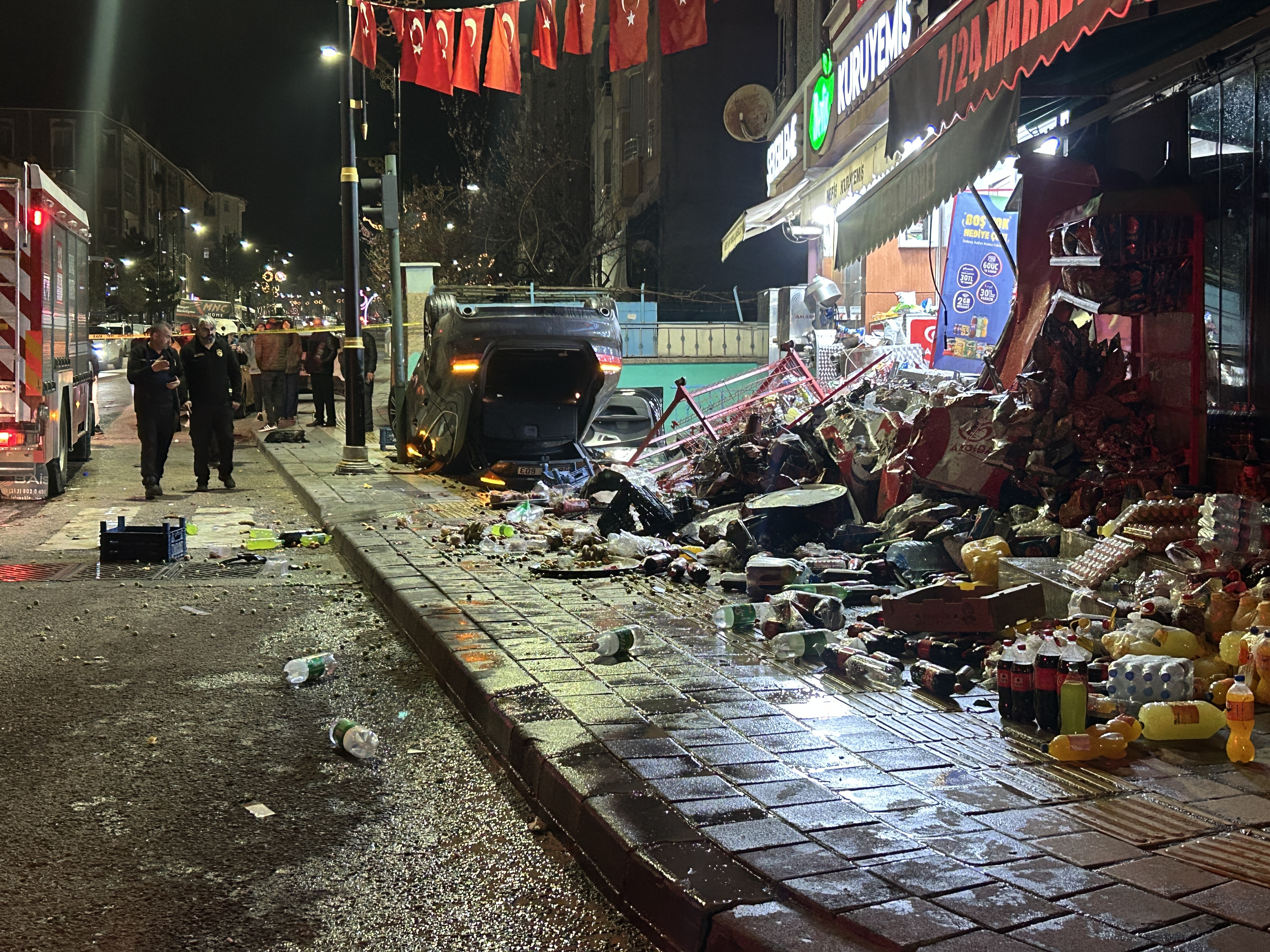 Otomobil iş yerlerine çarpıp, devrildi