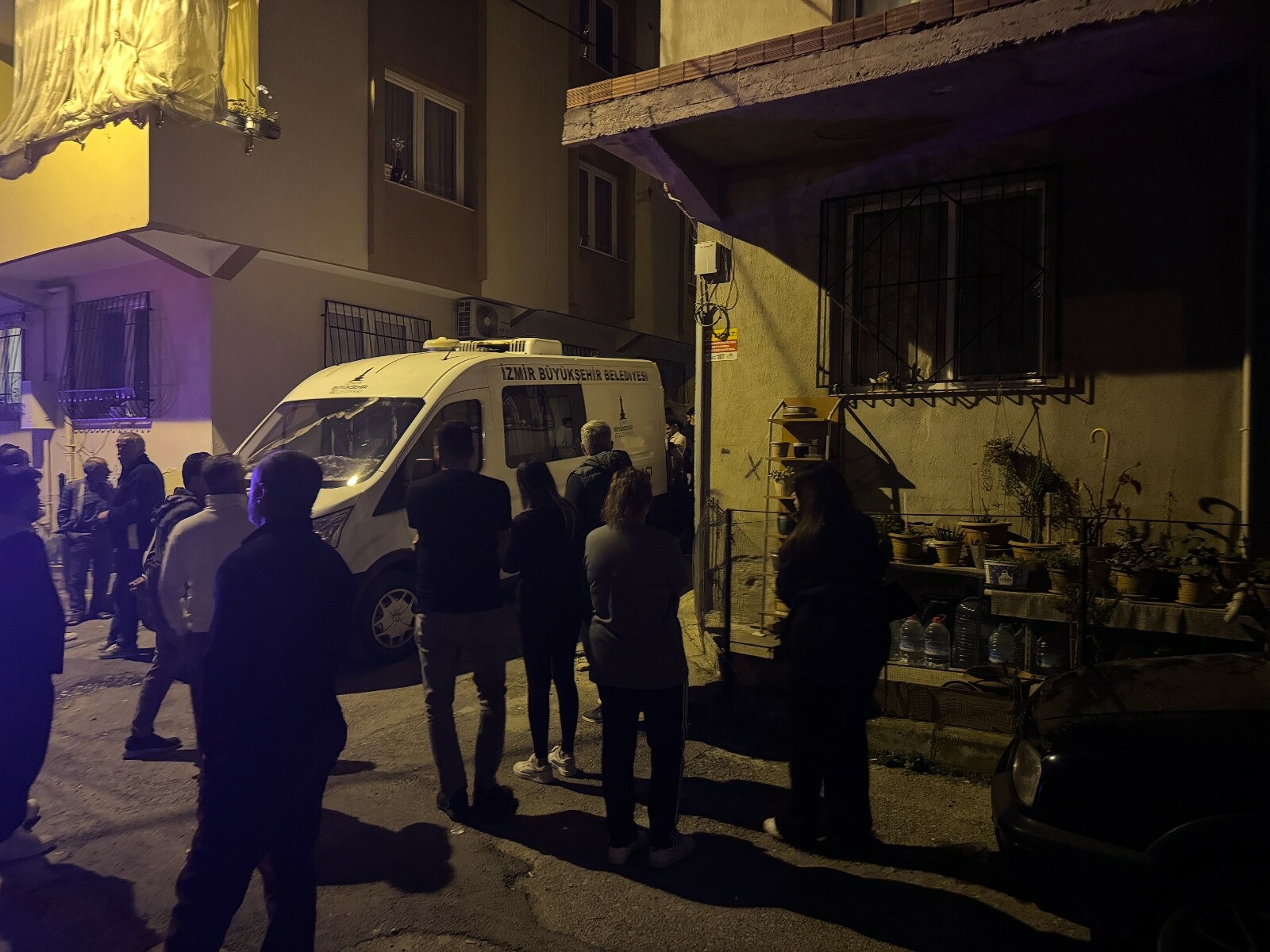 İzmir'de eşinin tabancayla boğazından vurduğu kadın, öldü