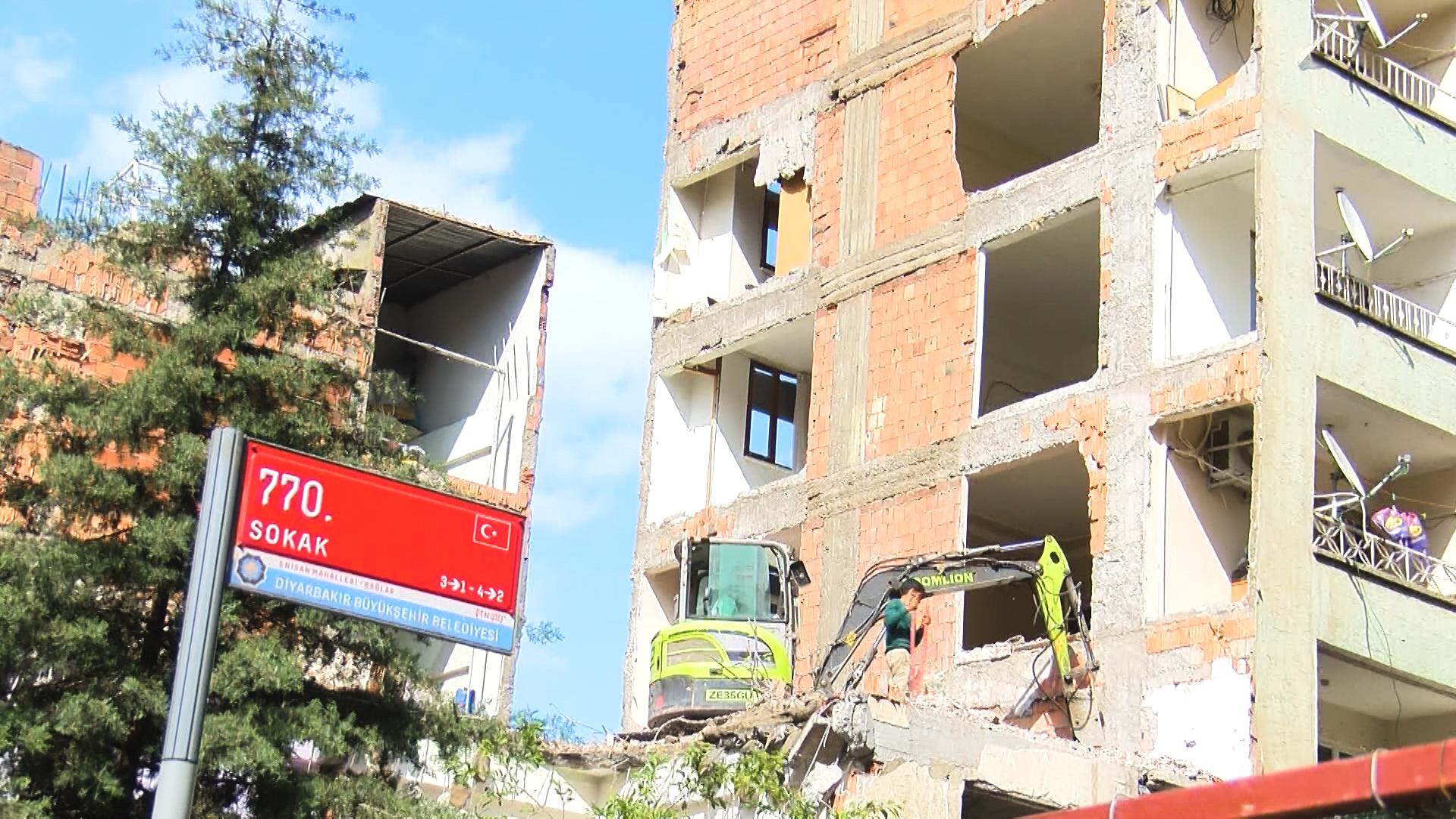 Bina yıkılınca, bitişikteki apartmanın bazı odalarının duvarının yapılmadığı ortaya çıktı