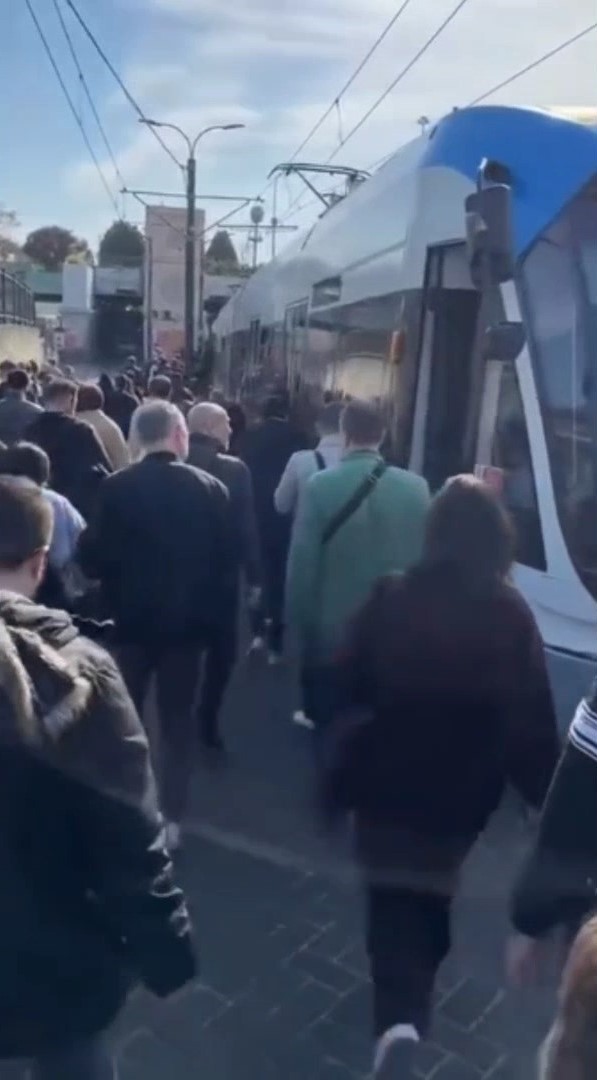 Kabataş-Bağcılar Tramvay Hattı'nda yaşanan arıza nedeniyle seferler aksadı; yolcular raylarda yürüdü