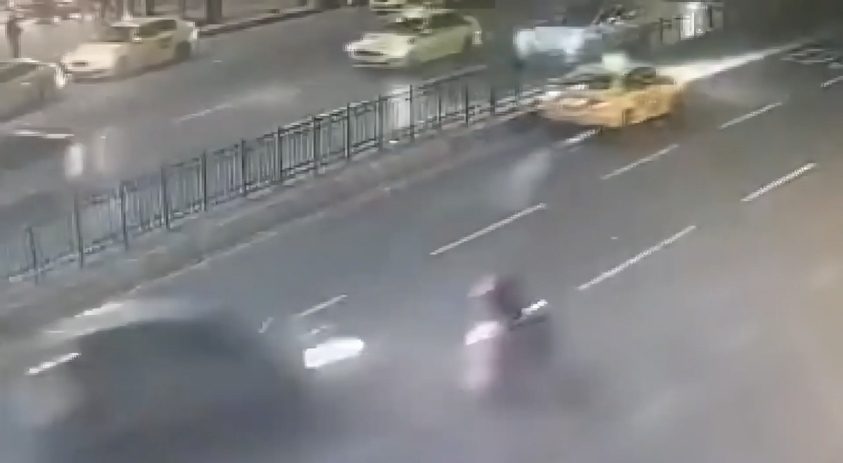  Şişhane’de otomobilin çarptığı motosiklet durağa daldı; kaza kamerada 1 ölü 3 yaralı 
