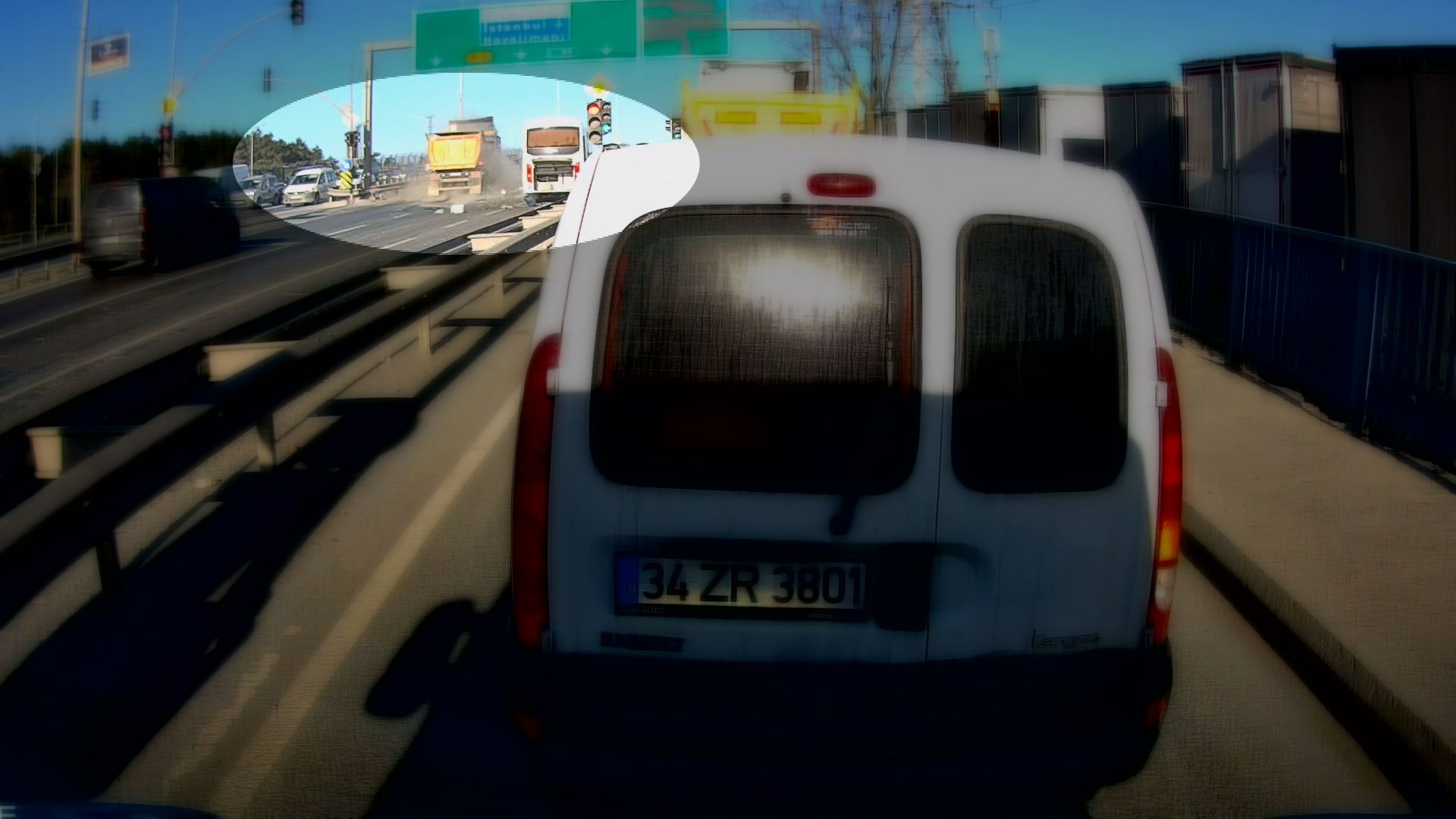 Arnavutköy'de kırmızı ışıkta geçen hafriyat kamyonu servis midibüsüne çarptı; kaza kamerada 