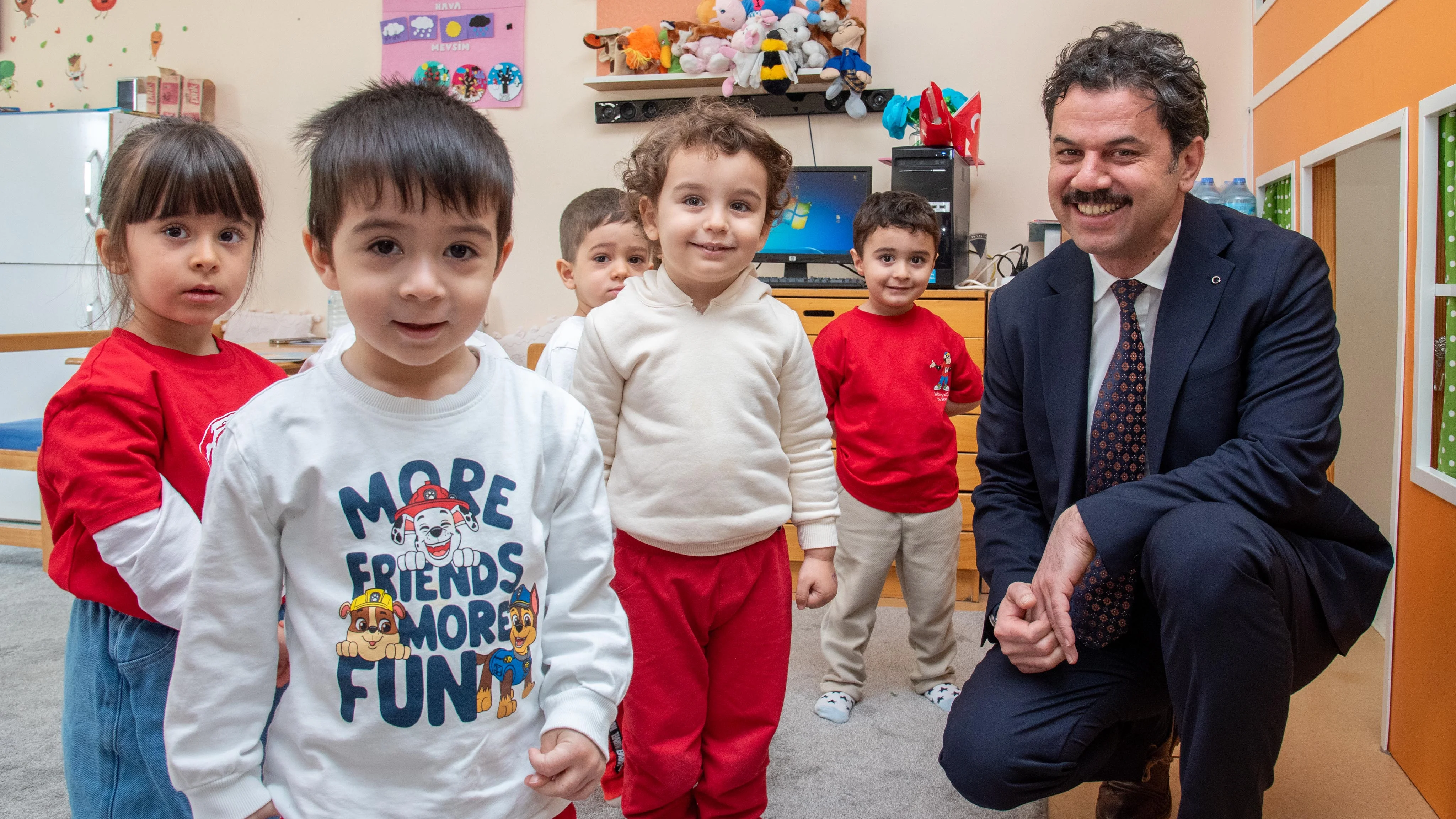 Rektör Yılmaz, miniklerin 23 Nisan sevincine ortak oldu.