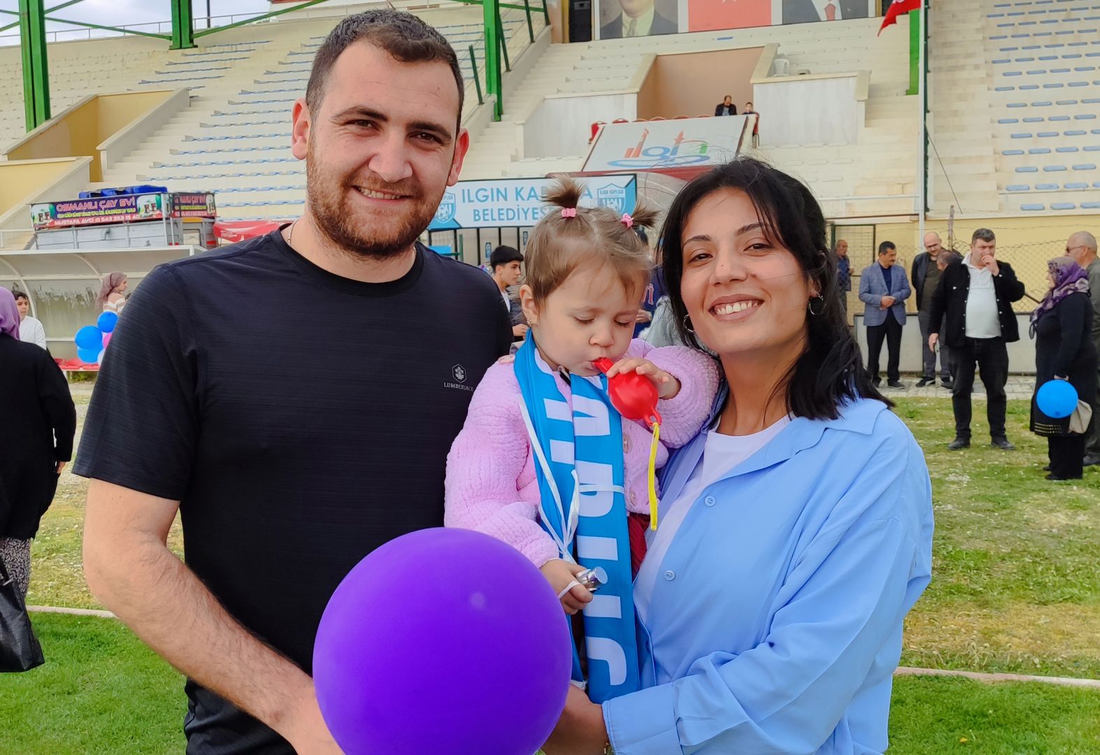 2 yaşındaki Umay kanseri yendi, ilçe halkı stadyumda kutladı.