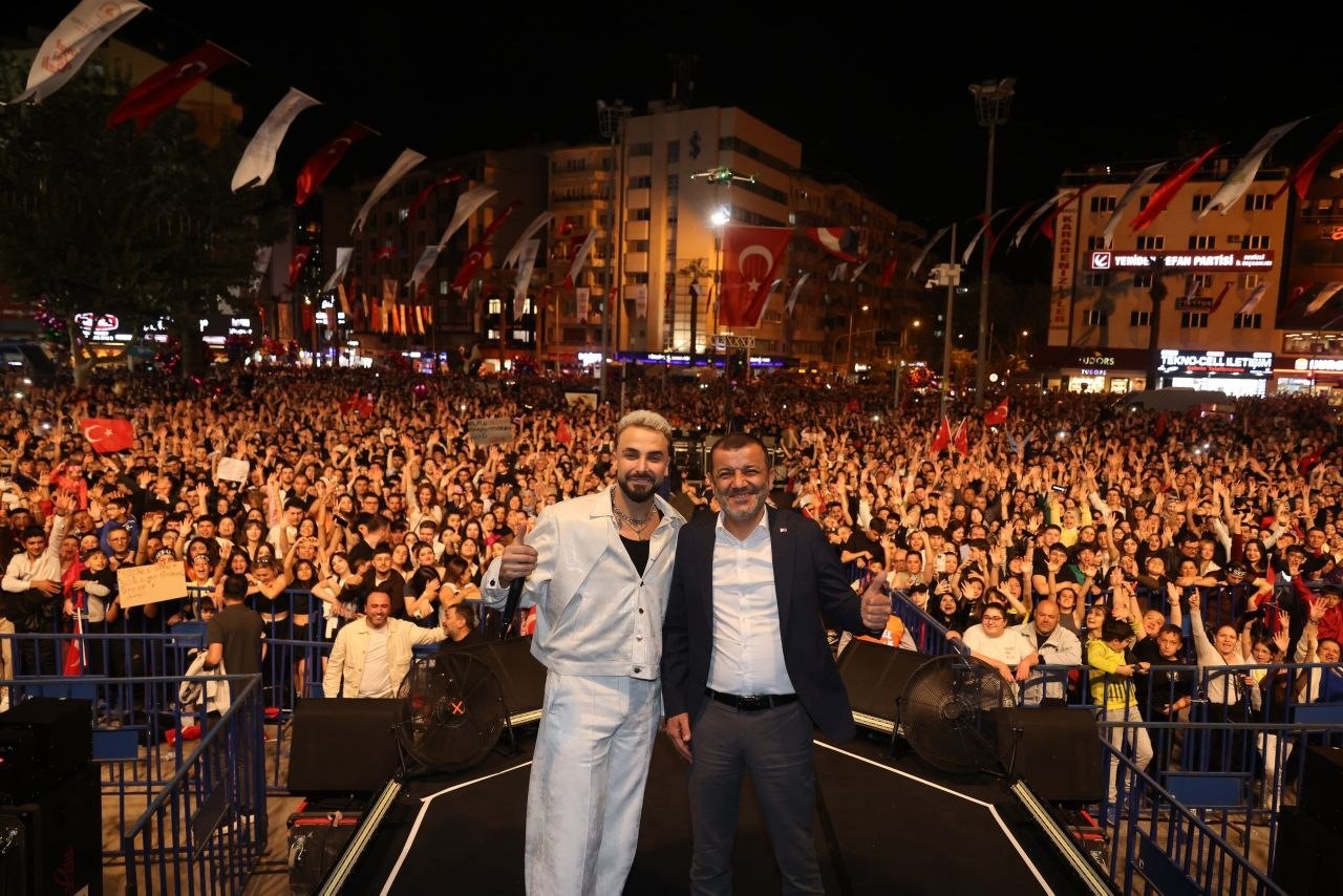 Sevilen sanatçı Sefo Denizli’yi salladı
