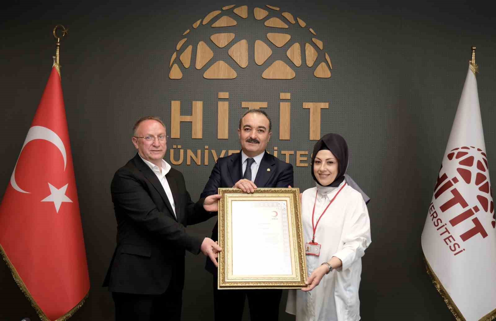 Hitit Üniversitesi’nin kan bağışı duyarlılığına Kızılay’dan gümüş madalya
