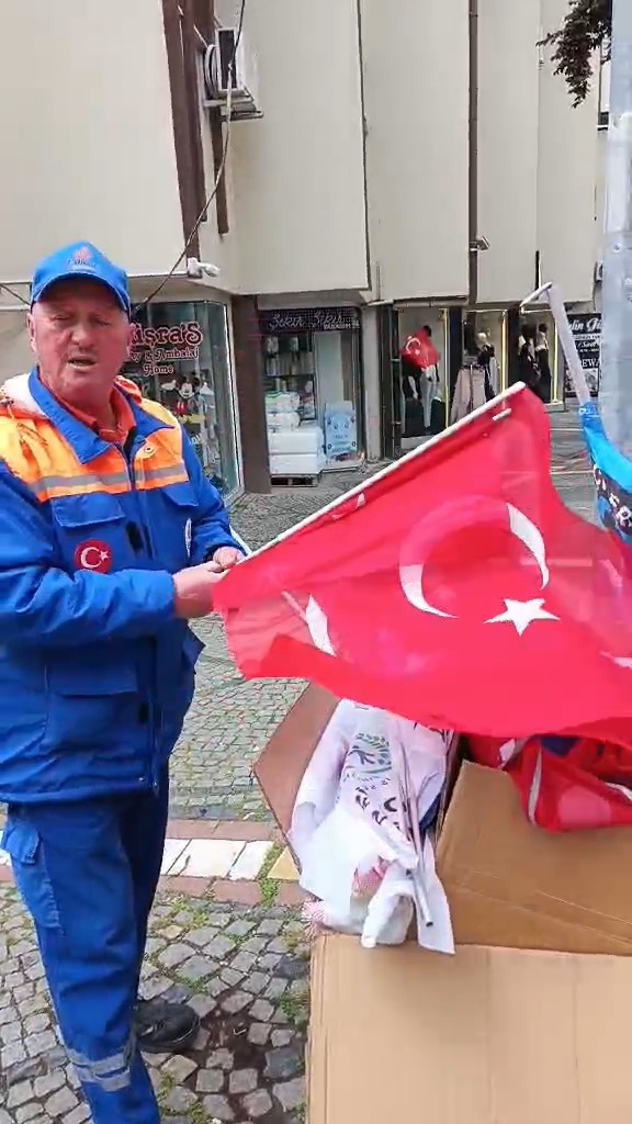 Edirne’de 1 Mayıs sonrası Türk bayraklarının çöpe atılmasına tepki
