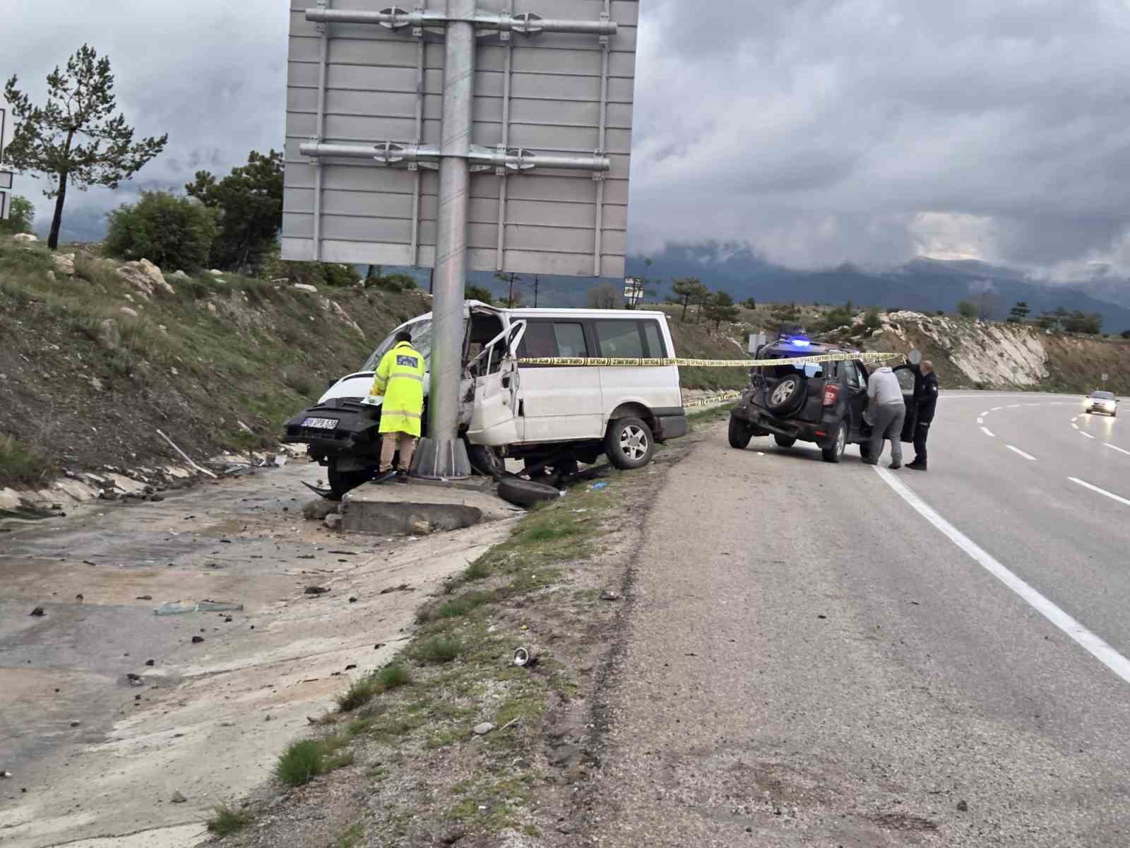 Minibüs önce otomobile sonra tabelaya çarptı: 1 ölü
