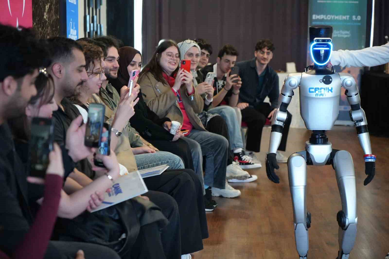 Türkiye’nin nüfusa kaydedilen ilk robotu gençlerle buluştu: CV ve girişimcilik dersi
