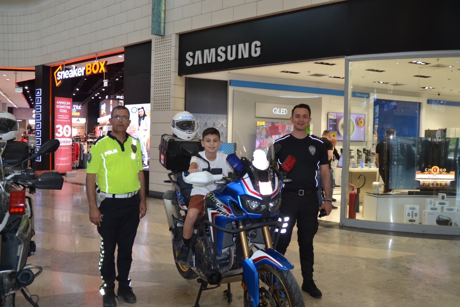 Polis, çocukları motosiklete bindirip çeşitli hediyeler dağıttı
