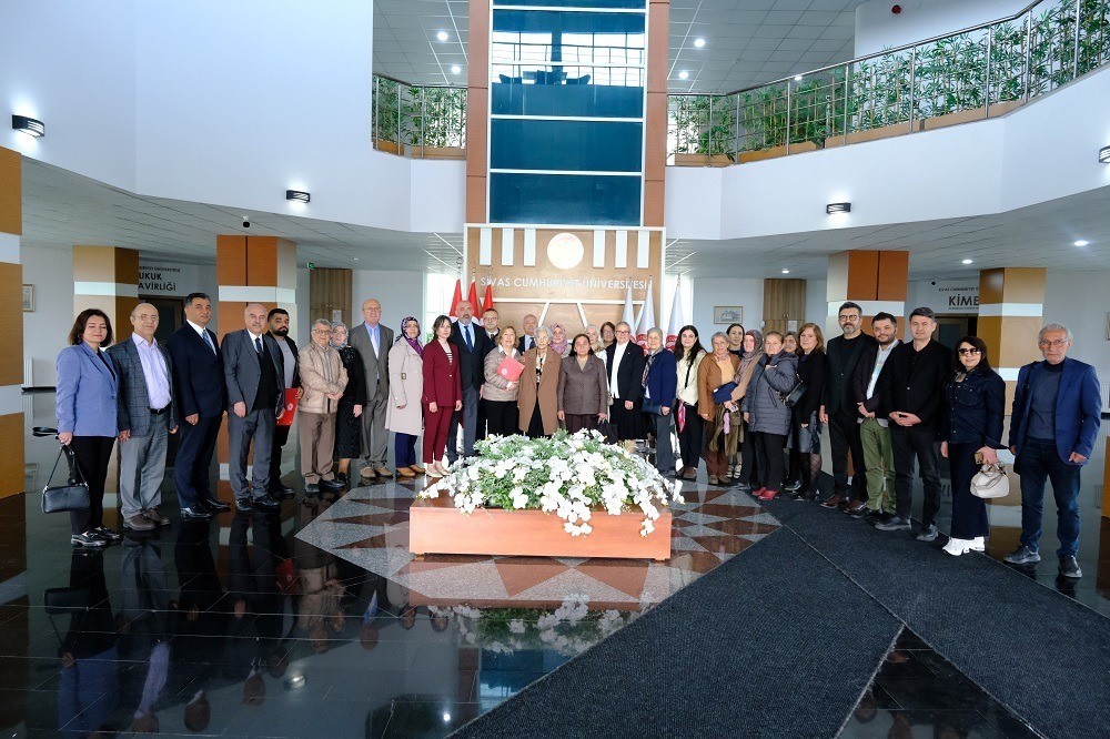 Yazar Müjgan Üçer, kütüphanesini üniversite öğrencilerine bağışladı
