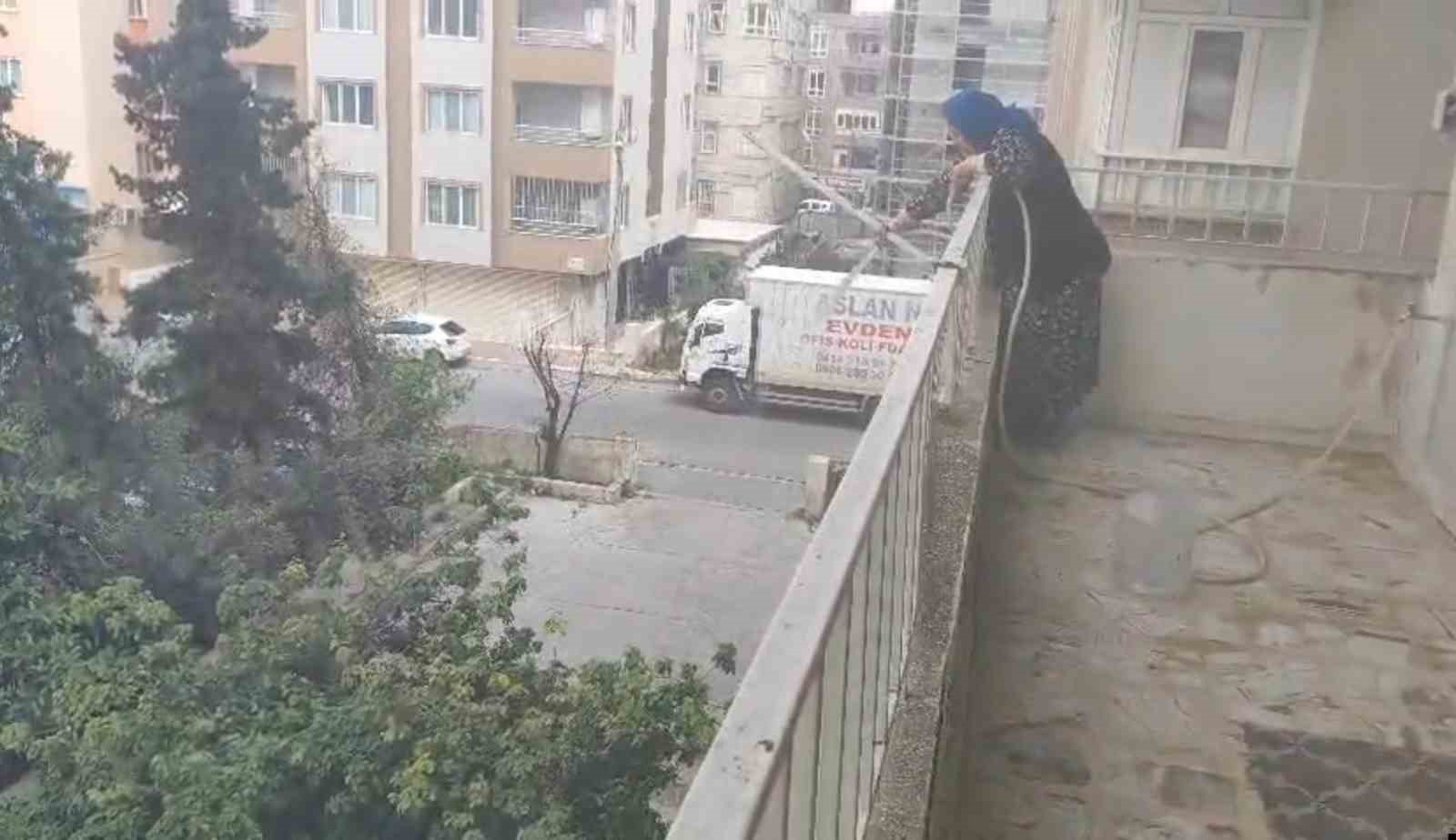 Park halinde alev alan aracı yaşlı kadın balkondan söndürmeye çalıştı
