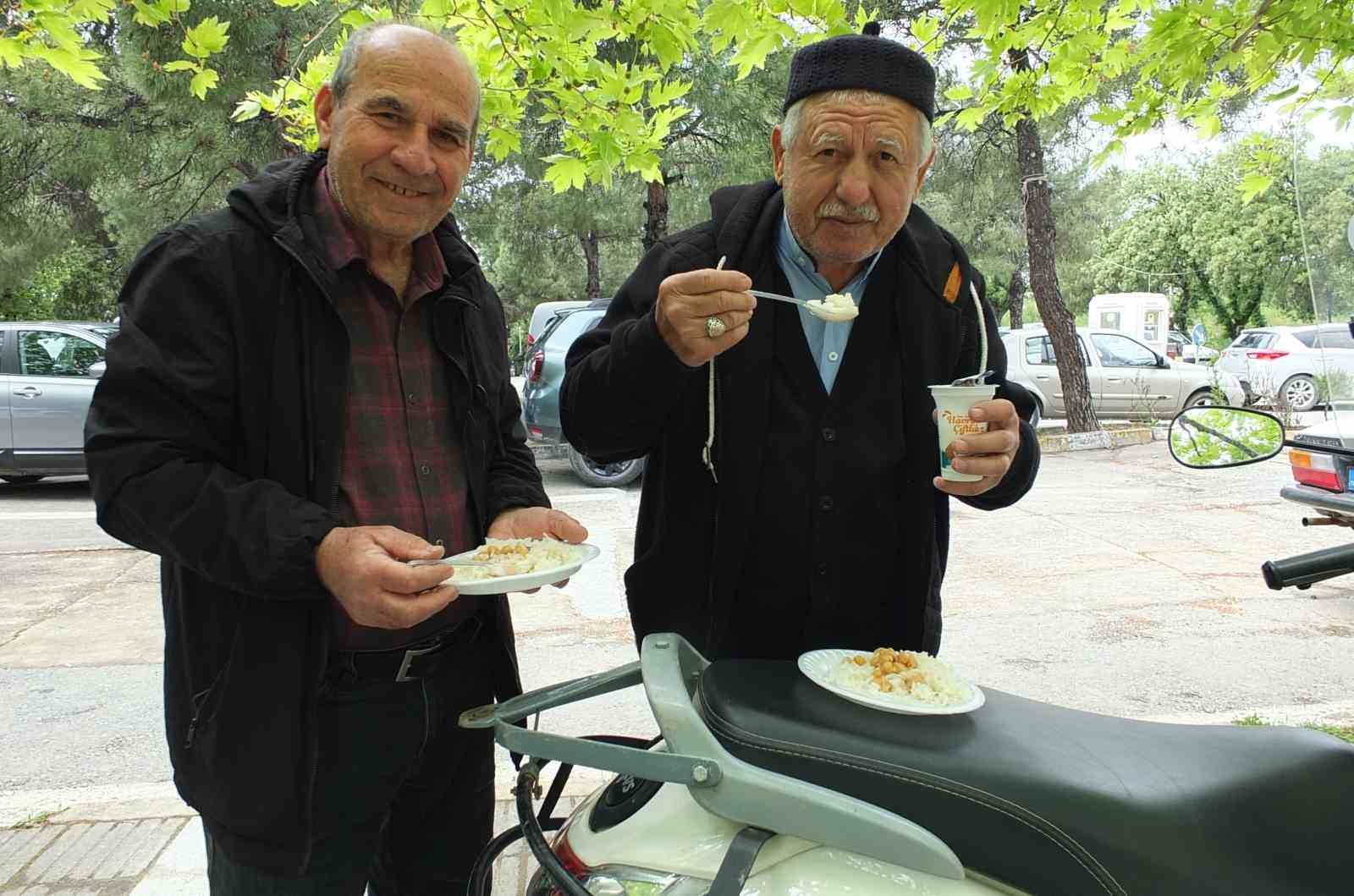 Burhaniye’de pilav hayırları devam ediyor
