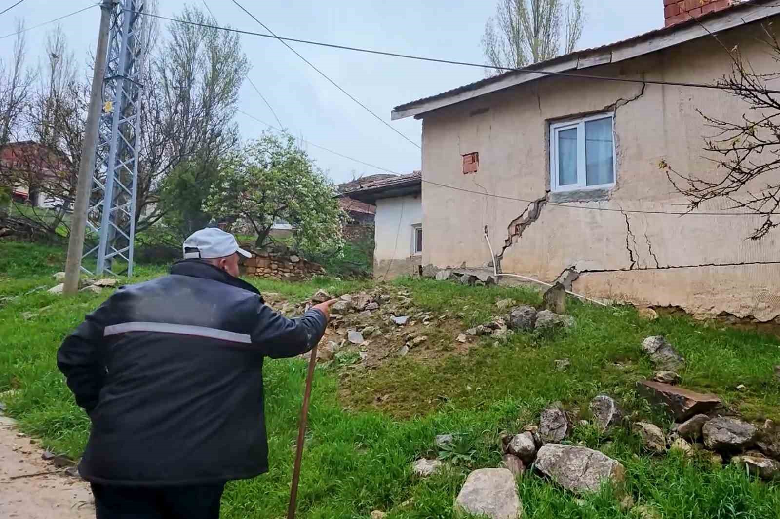 Yağış sonrası toprak kaydı, 9 yapı zarar gördü
