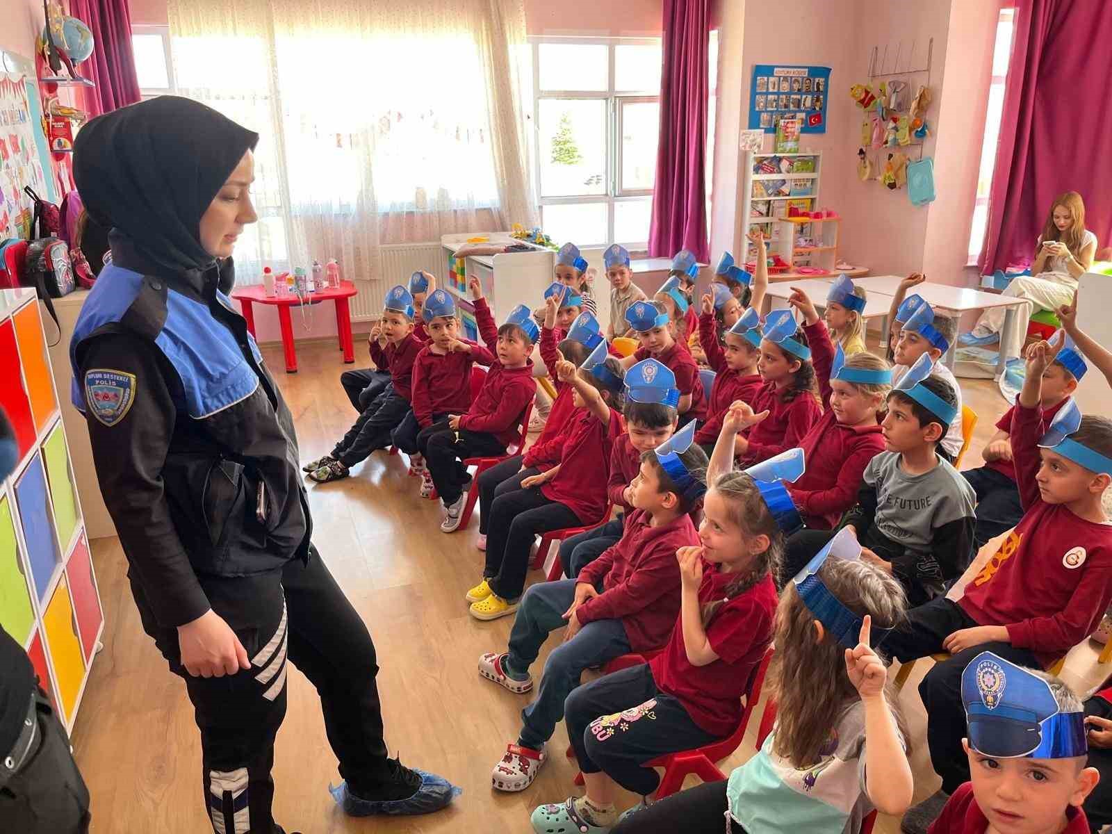 Polislerden miniklere eğitim
