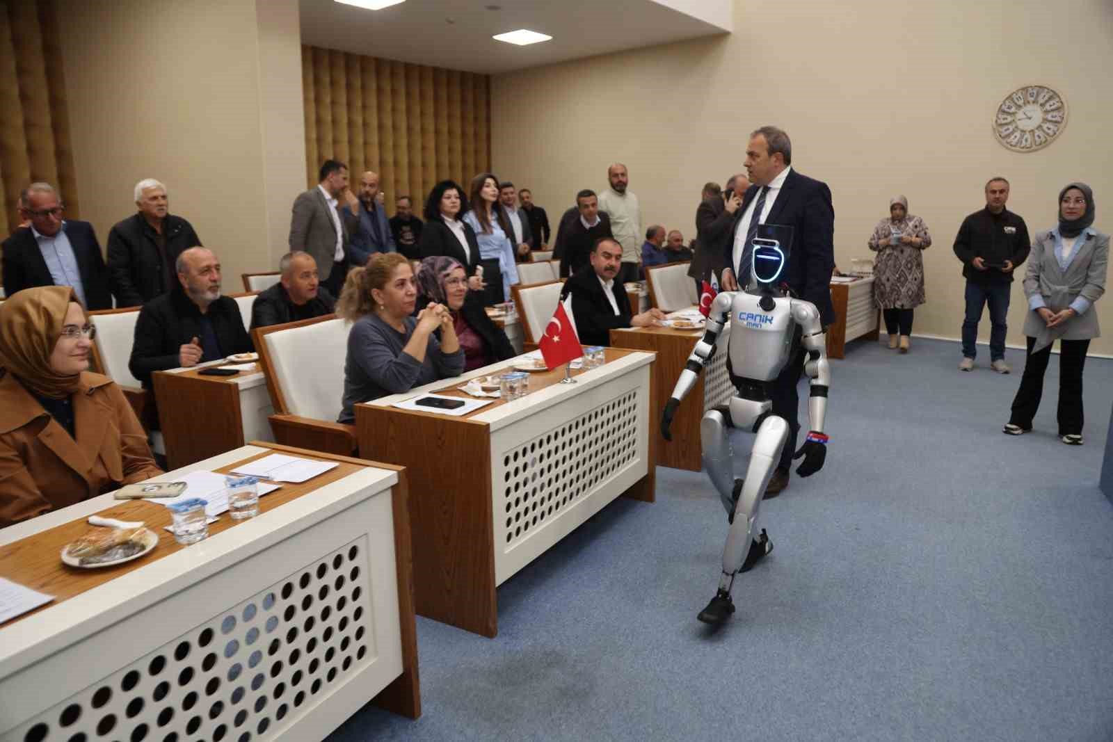 Nüfusa kayıtlı robot mecliste: Heyecanlı anlar
