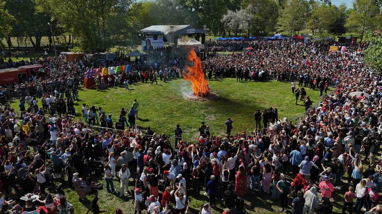 Binlerce turist Sarayiçi’ne akın etti, dev Kakava ateşi yakıldı

