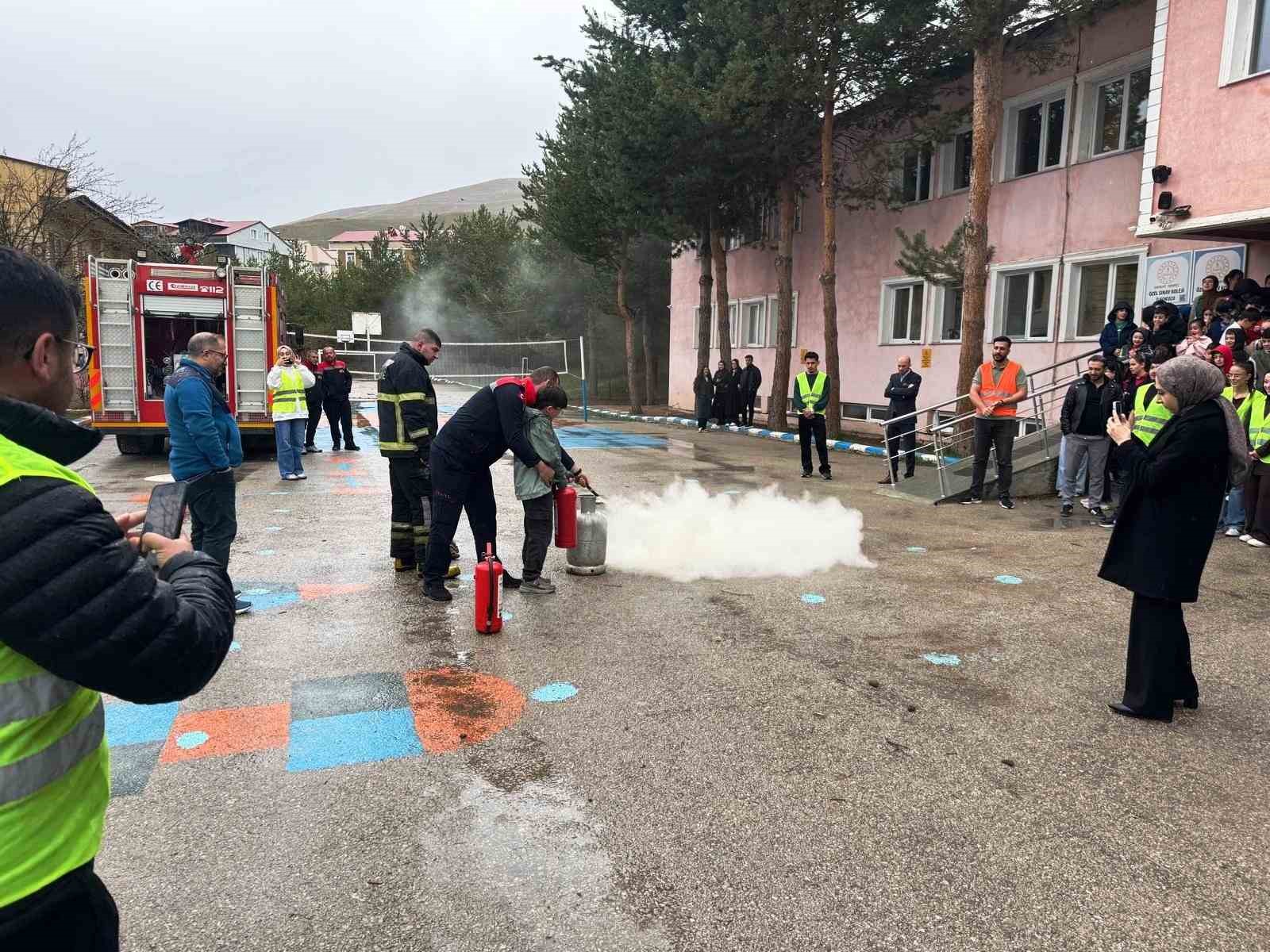 İtfaiyeden öğrencilere yangın eğitimi
