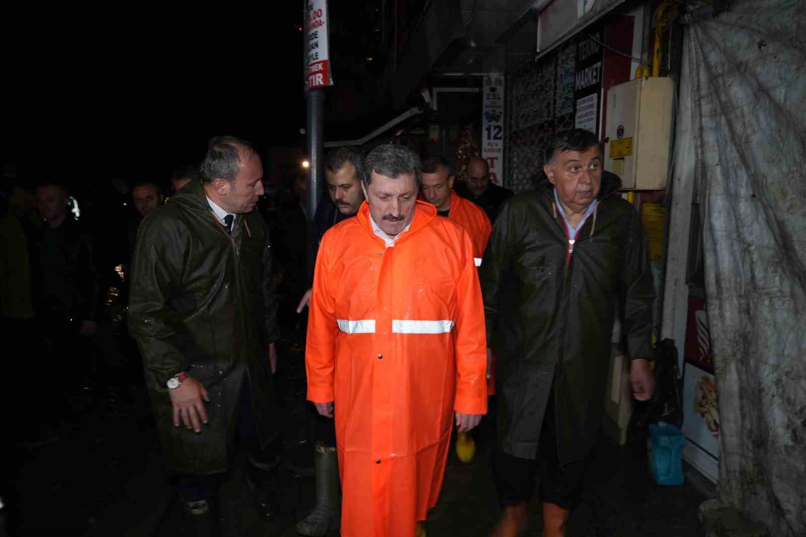 Vali Tavlı’dan sel açıklaması: "Can kaybı ve yaralanma yok, iş yerlerinde zararlar mevcut"
