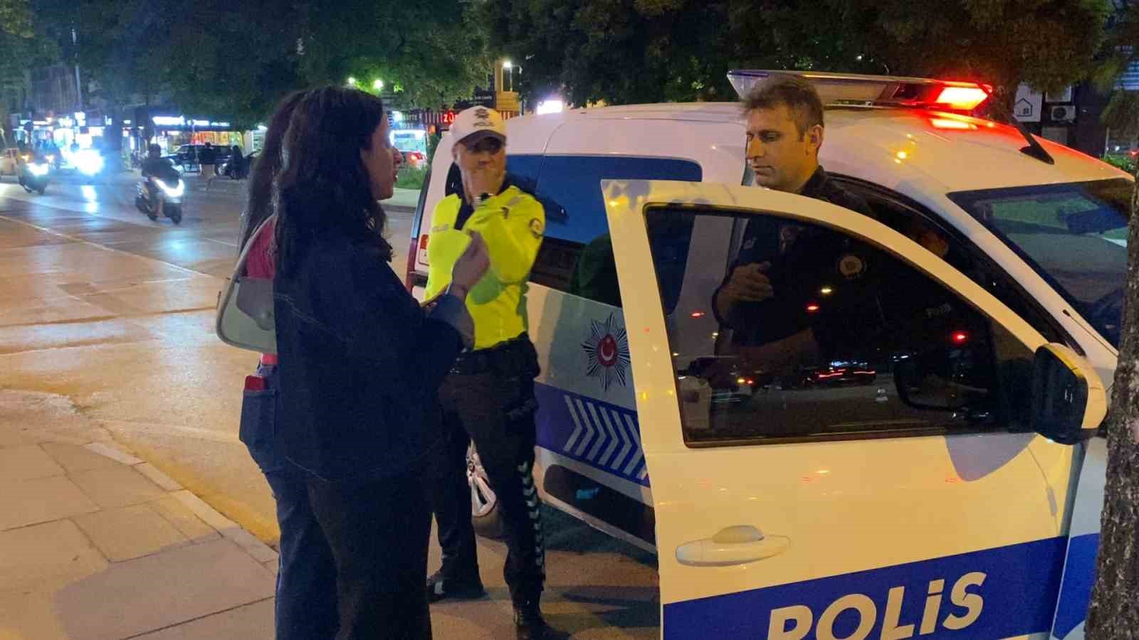 ATM’de unutulan parayı görüp polise teslim etti
