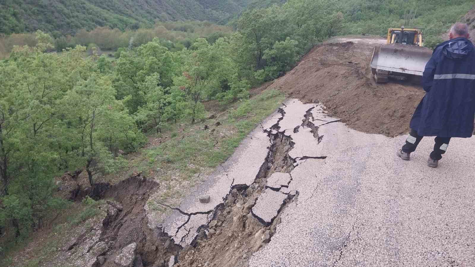 Amasya’da köy yolunda heyelan
