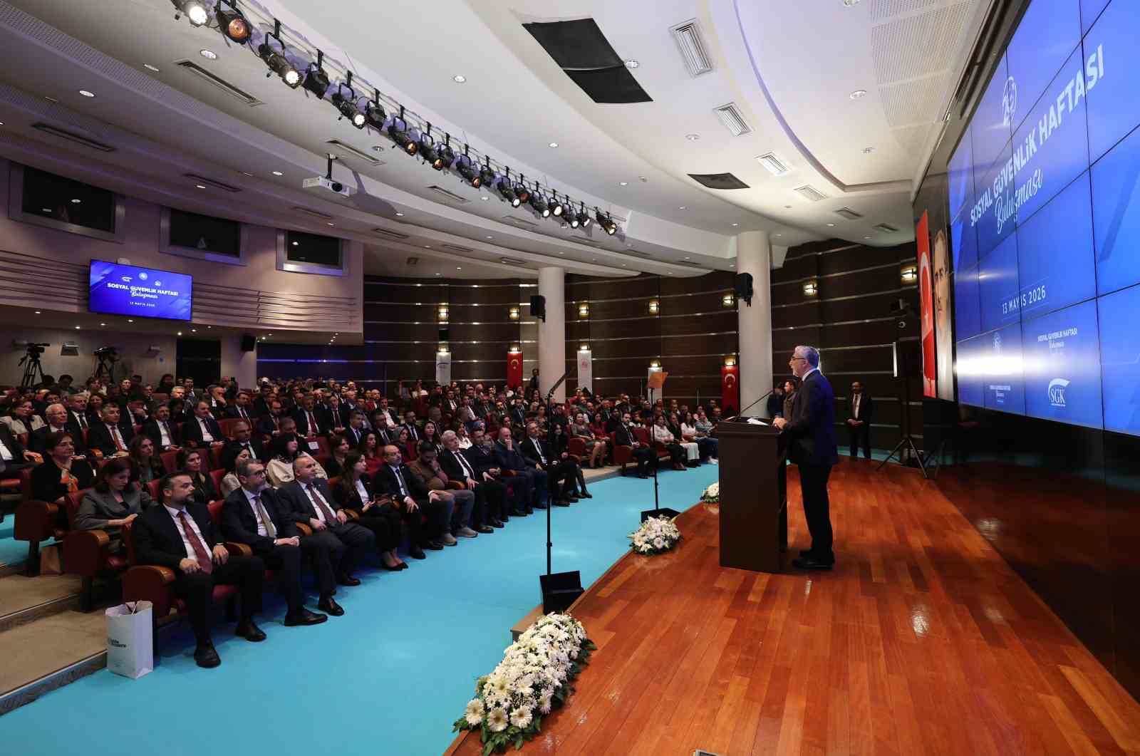 Bakan Işıkhan: "Türkiye dünyanın en kapsayıcı Genel Sağlık Sigortası sistemlerinden birine sahiptir"
