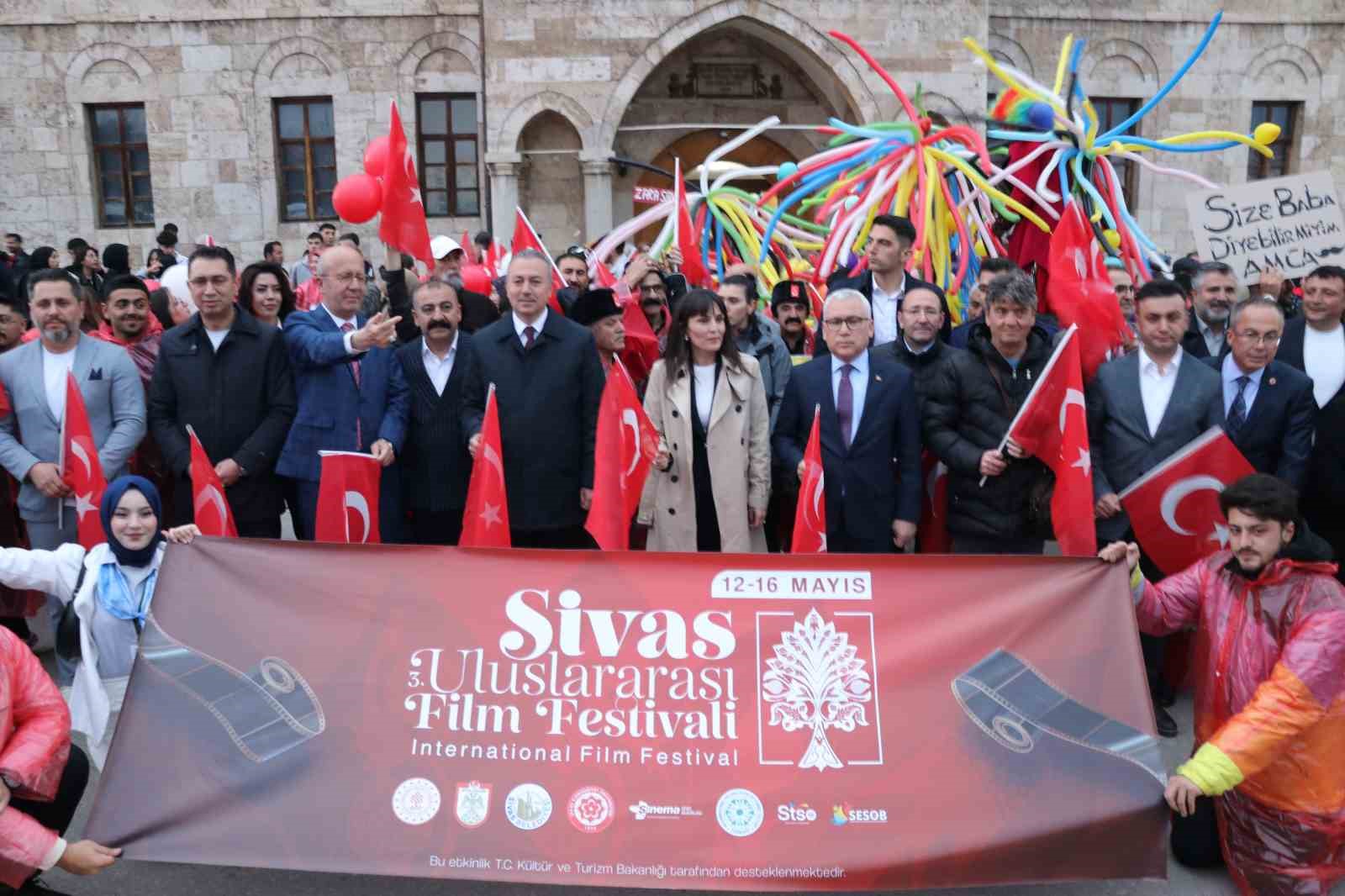 "Sivas Uluslararası Film Festivali" kortej yürüyüşüyle başladı
