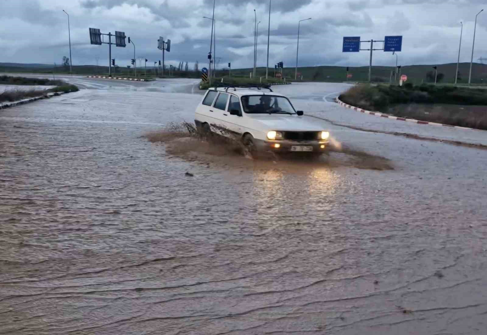 Çorum’da kuvvetli sağanak su baskınlarına sebep oldu
