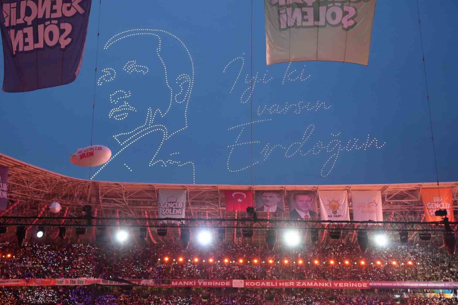 Kocaeli semalarında dronlarla "AK Parti" ve "Cumhurbaşkanı Erdoğan" koreografisi
